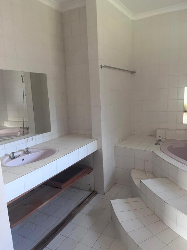 To Let 4 Bedroom Property for Rent in Riviera Park North West